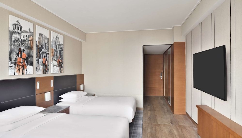 Room, 2 Twin Beds, Pool Access, Pool View - Photo 4
