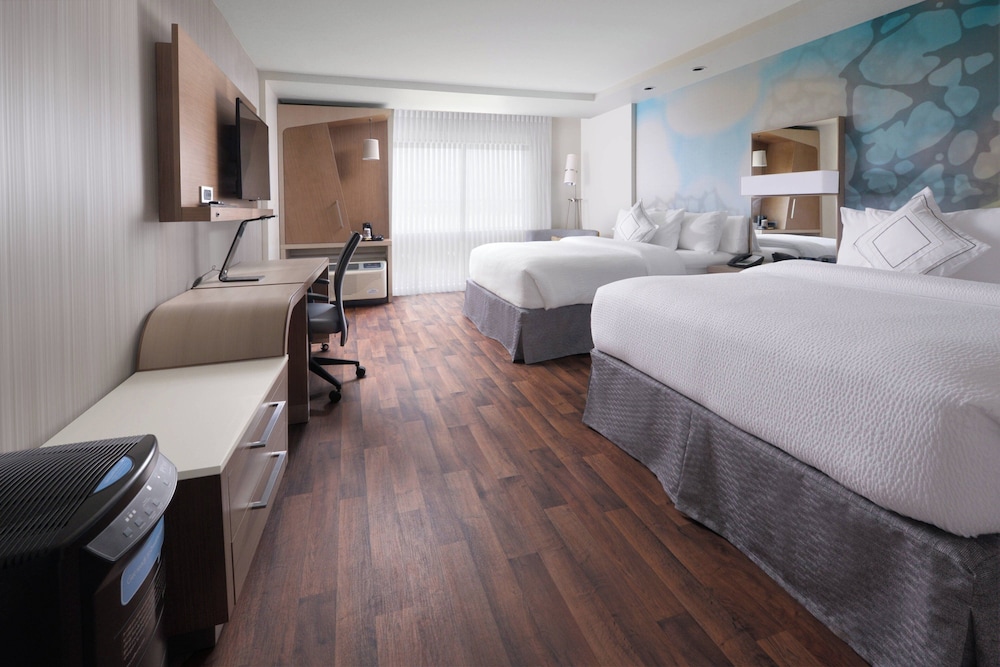 Room, 2 Queen Beds (Mobility/Hearing Access, Roll-in Shwr) photo 2