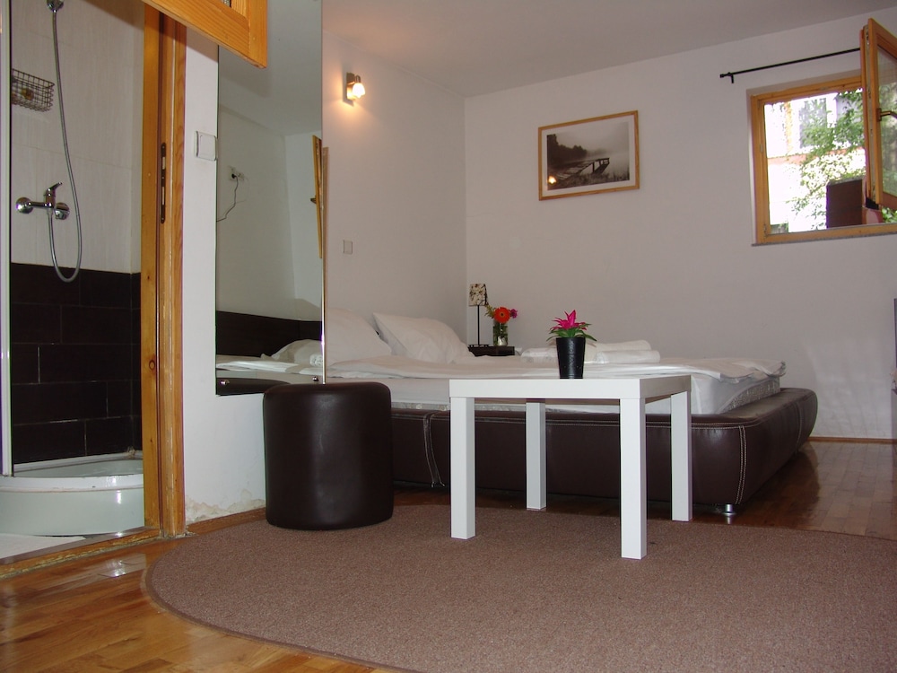 Basic Double Room, 1 King Bed