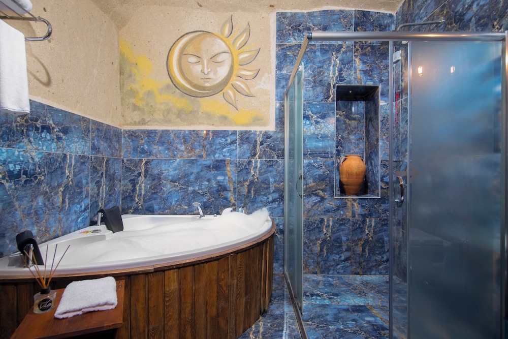 Deluxe Virgin Mary Suite - 103 photo 2