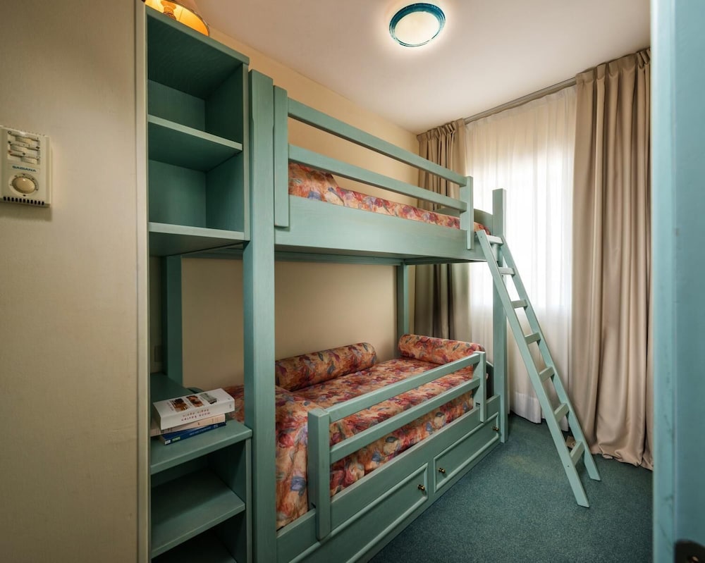 Family Quadruple Room, 2 Bedrooms, Balcony, Partial Sea View - Photo 5