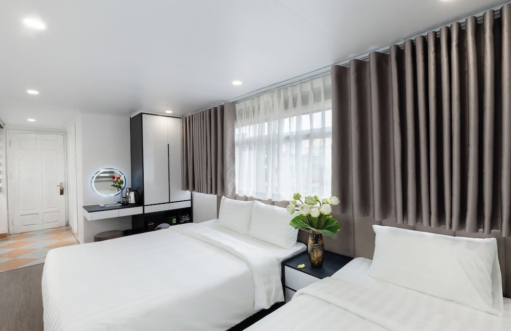 Deluxe Triple Room, City View photo 3