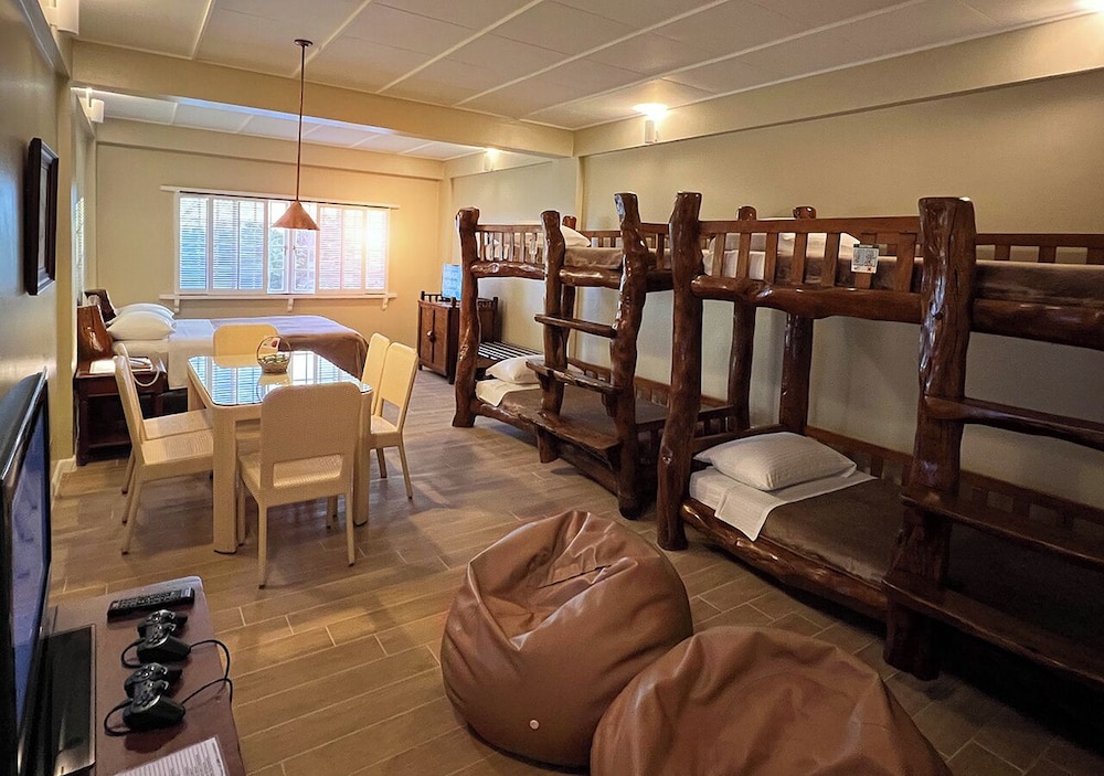 Upper-Level Friends-and-Family Room photo 3