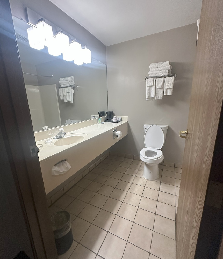 Standard Room, 1 King Bed, Non Smoking, Jetted Tub photo 2
