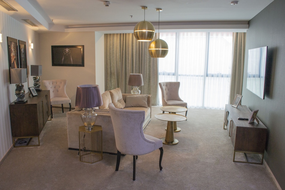 Suite, Multiple Beds (Additional Living Area) - Photo 4