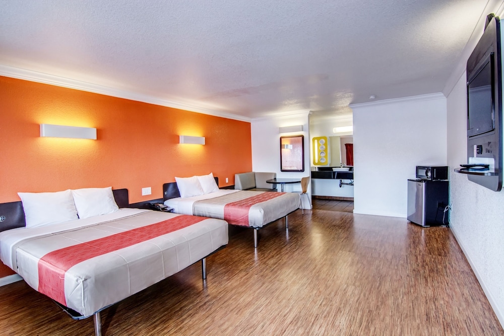 Standard Room, 2 Queen Beds, Accessible, Smoking