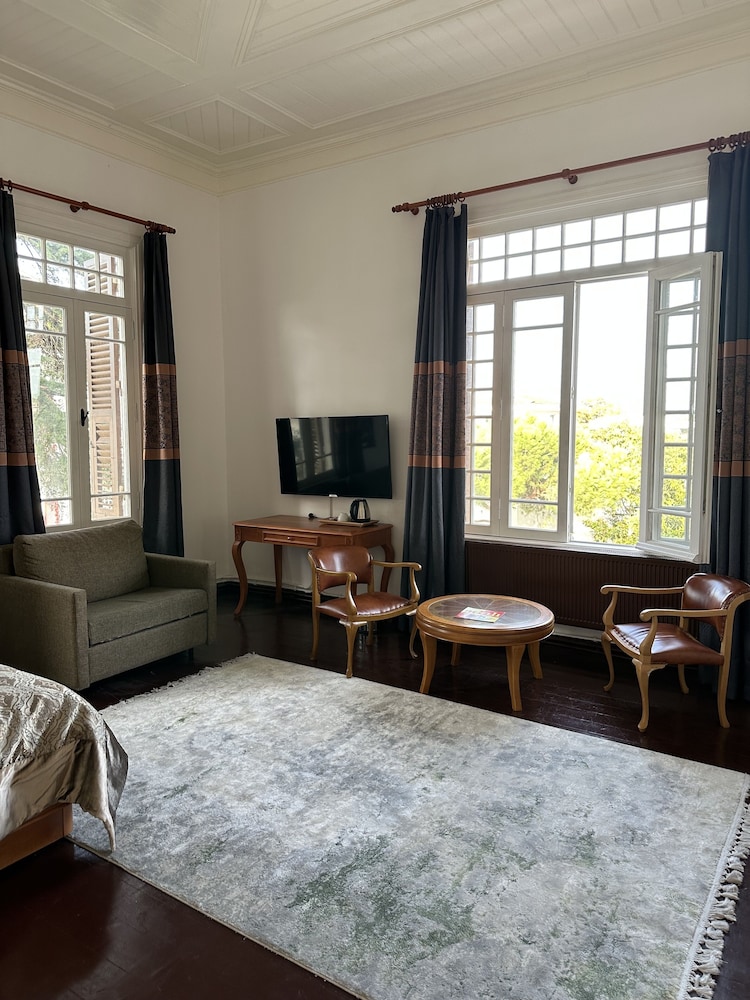 Deluxe Room, 1 Queen Bed, Lanai, Garden View