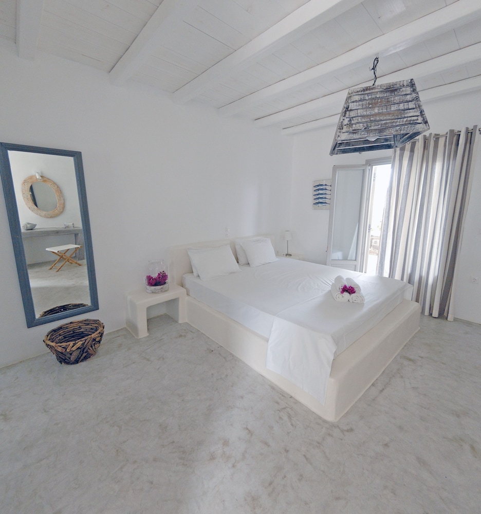 Family Room (Superior) - Photo 1