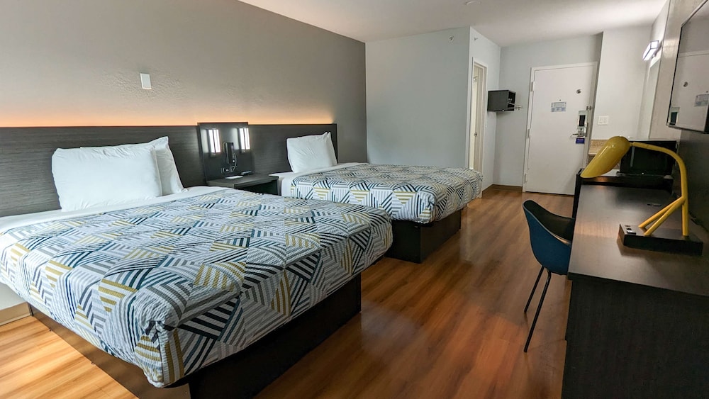 Premium Room, 2 Queen Beds, Non Smoking, Refrigerator photo 2