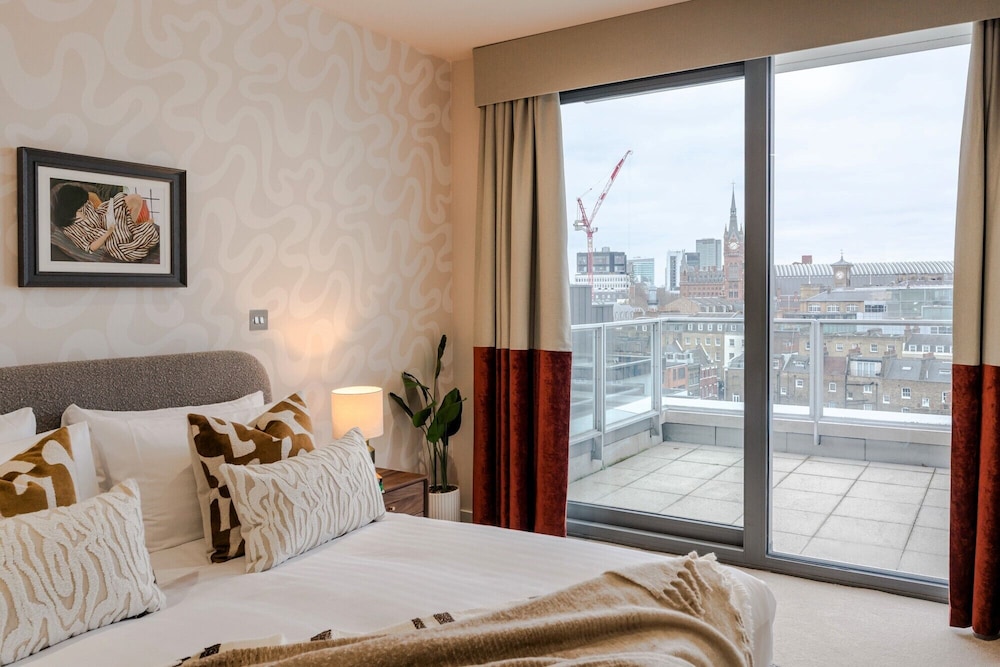 Deluxe Penthouse, City View photo 3