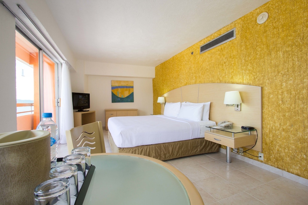 Junior Suite, 1 King Bed, Balcony, Partial Ocean View - Photo 2