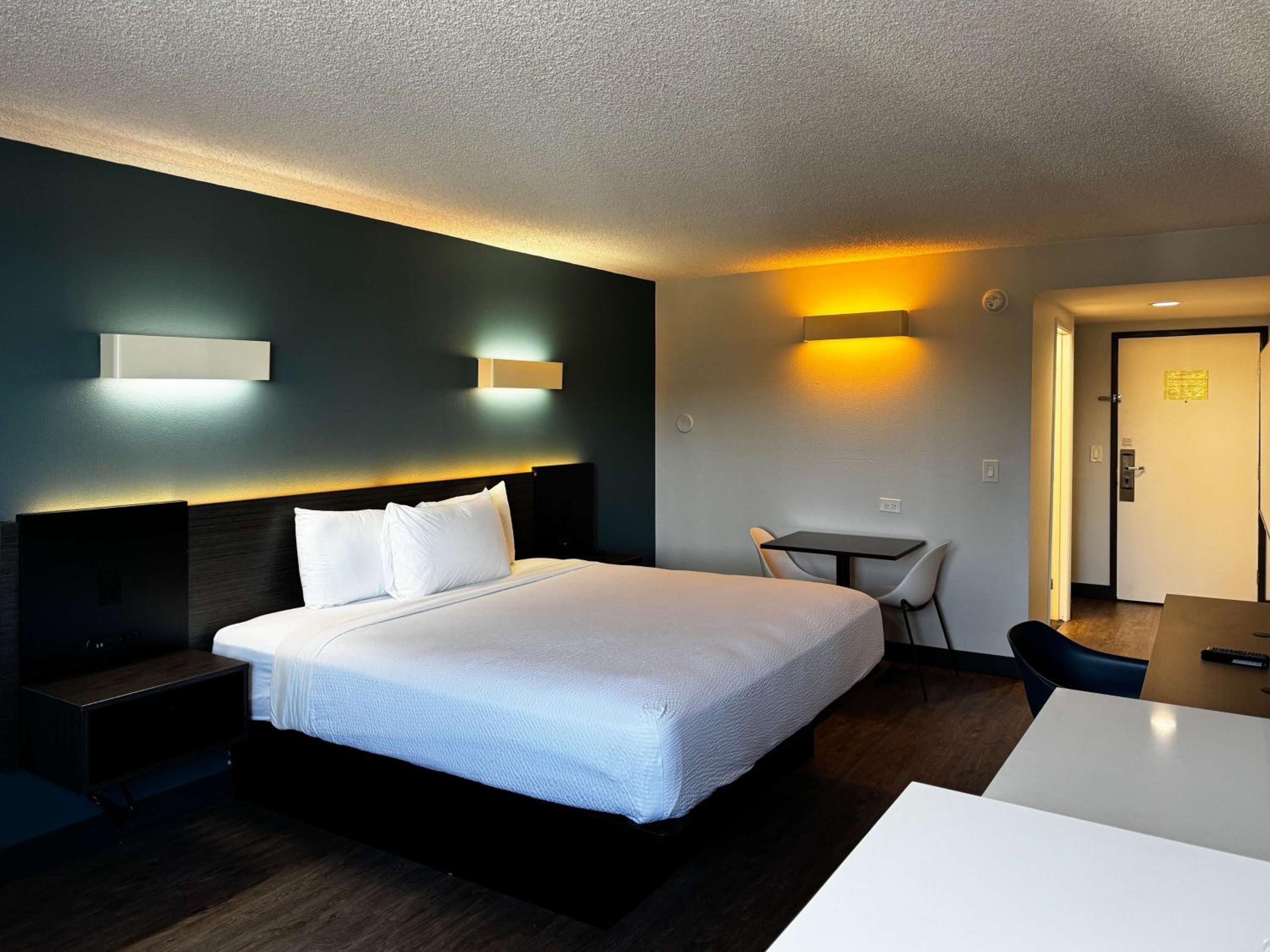 King Room with Roll-in Shower - Disability Access - Non-Smoking photo 2