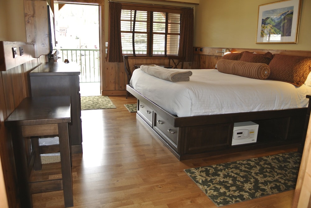 Deluxe Room, 1 King Bed photo 1