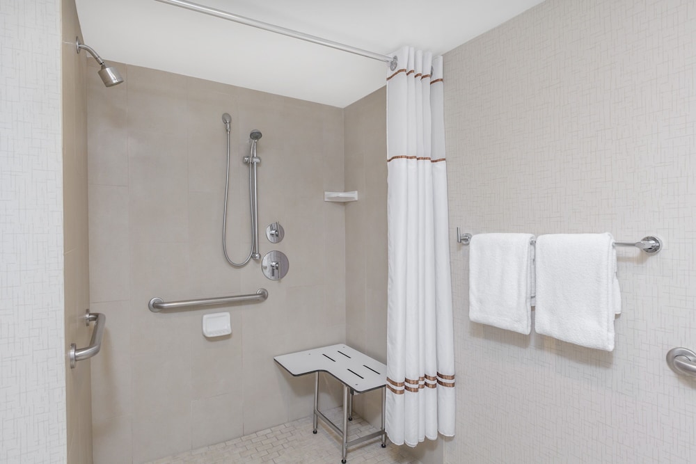 Room, 1 King Bed, Accessible, Non Smoking (Mobility/Hearing, Roll-in shower)