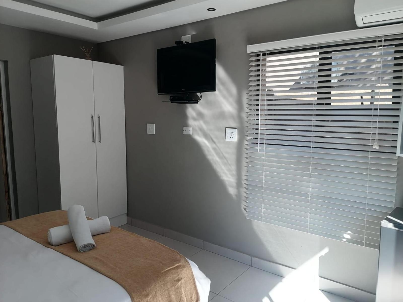 Economy Queen Room - Photo 1
