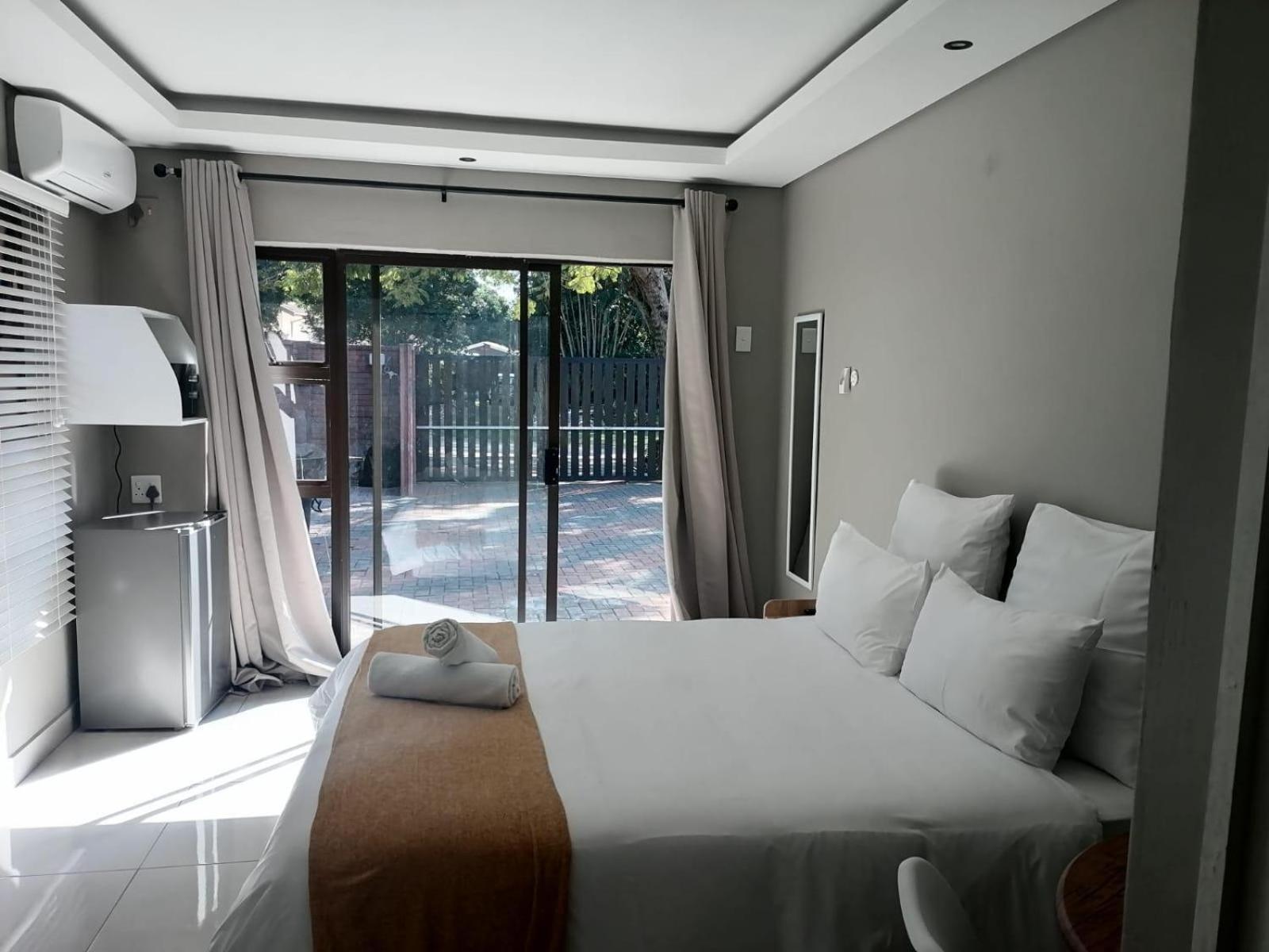 Economy Queen Room - Photo 2