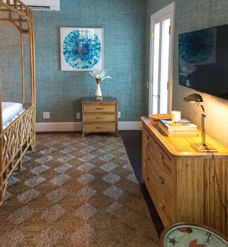 Deluxe Room, 1 Queen Bed, Pool View photo 3