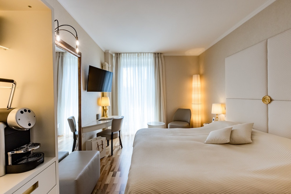 Double or Twin Room, River View - Photo 4