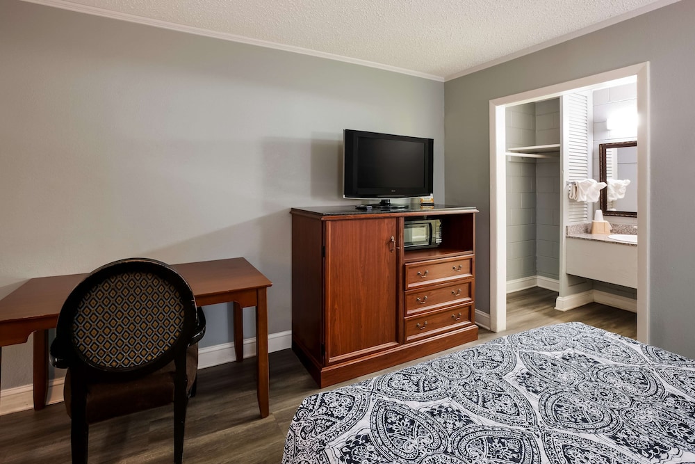 Room, 1 Queen Bed, Smoking (Check-In: 3PM - 12AM)