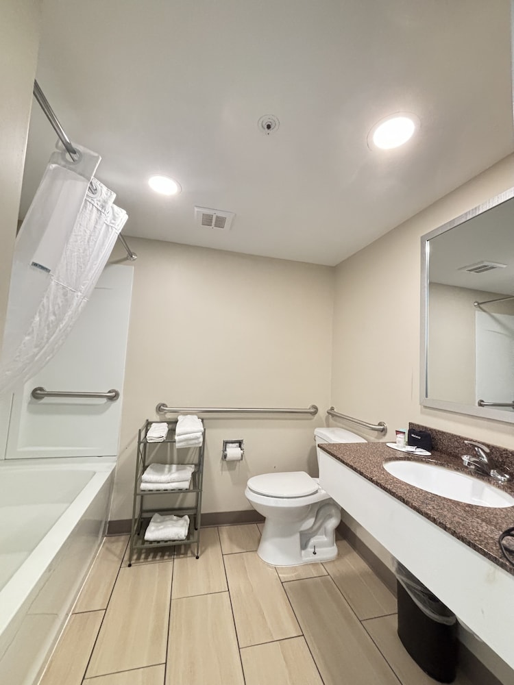 1 King Bed Mobility Accessible Room Bathtub/Shower w/ Grab Bars, Non Smoking - Photo 2