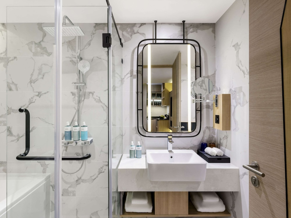 Deluxe Room, Lounge Access, 1 king bed with Bath tub - Photo 4