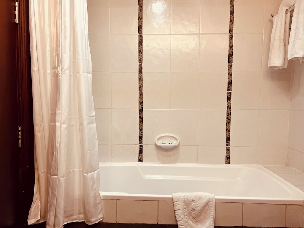 Deluxe Twin Room, 1 Bedroom - Photo 11