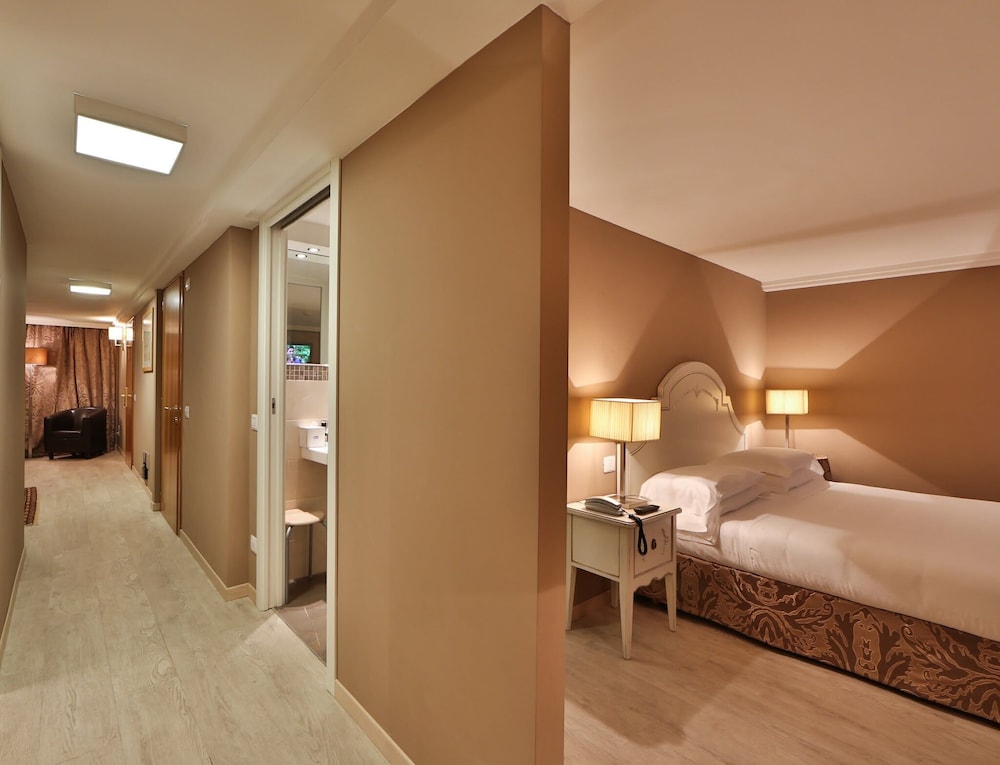 Executive Room - Photo 7