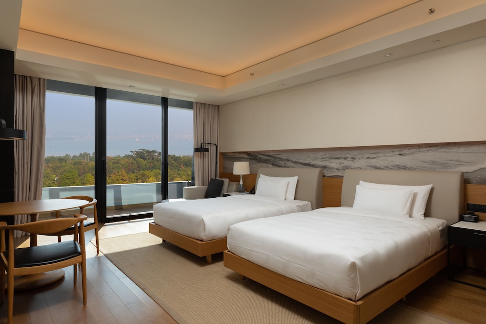 Deluxe Twin Room with Garden View photo 2