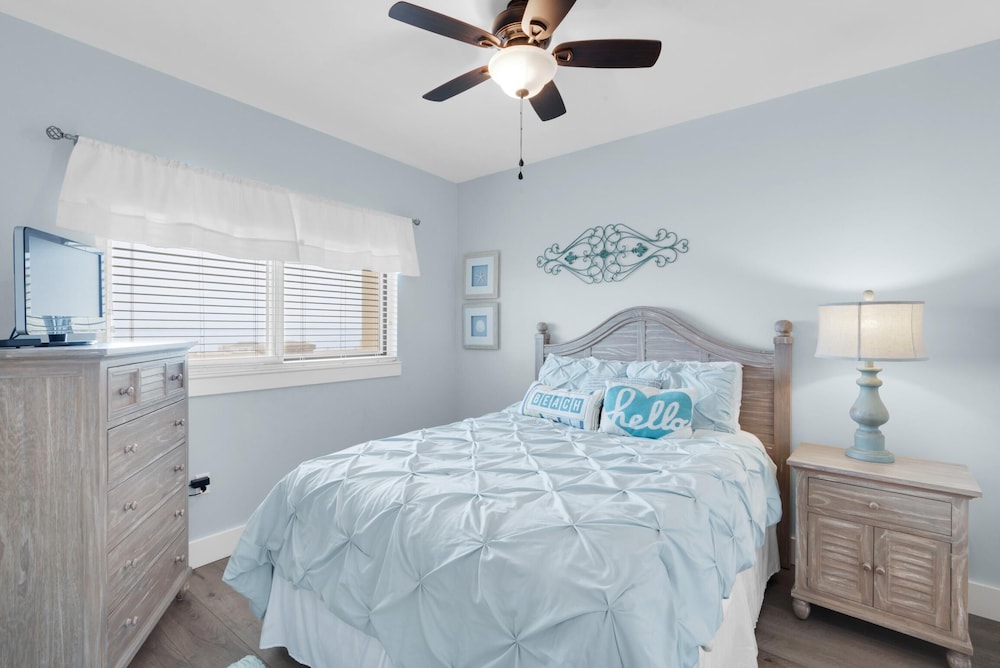 Apartment, Multiple Beds (Emerald Isle unit 406) photo 3