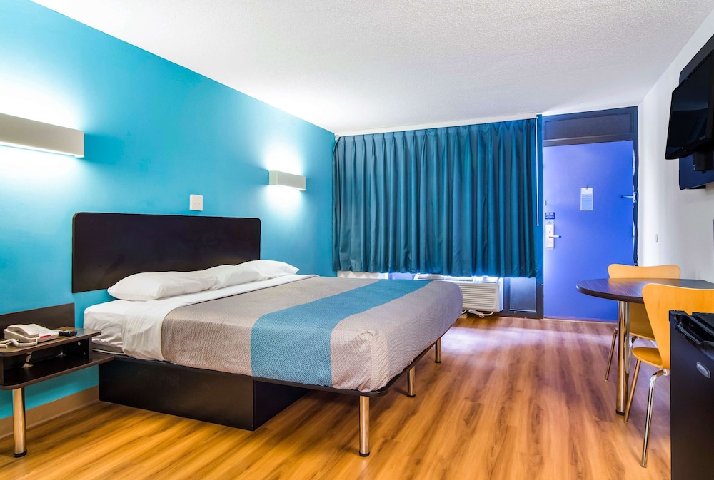 Standard Room, 1 King Bed, Non Smoking, Refrigerator & Microwave - Photo 4