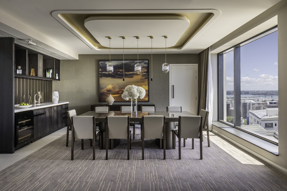 Suite (Chairman, Pinnacle Tower) thumbnail 5