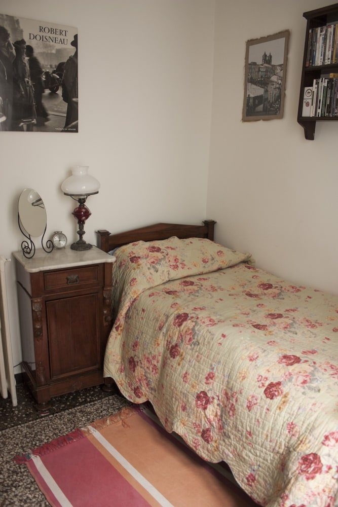 Single Room, Shared Bathroom photo 3