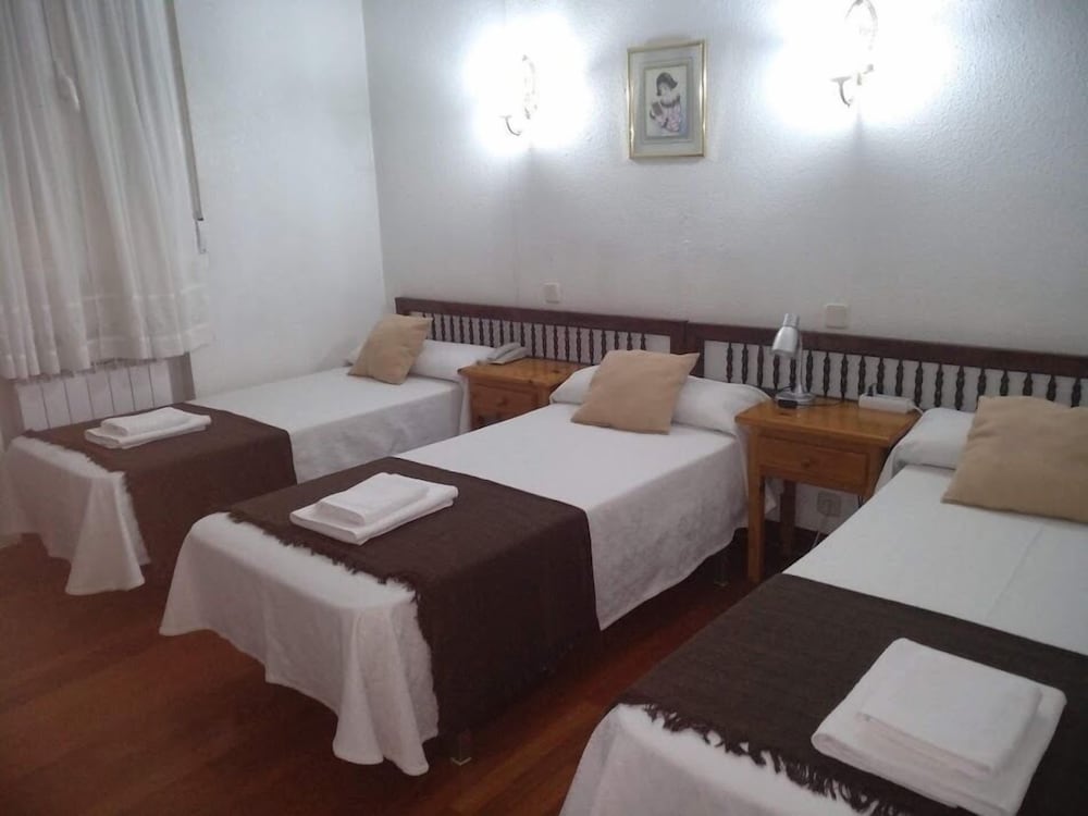 Basic Triple Room, Ensuite, City View (o al Patio) photo 2