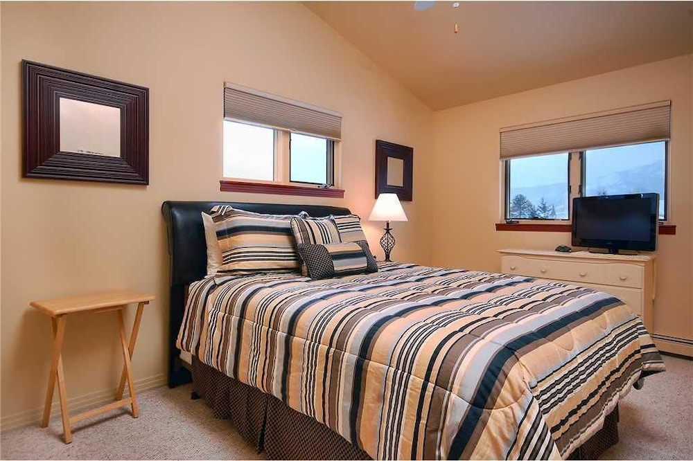 House, Multiple Beds (Iron Oak Duplex I) photo 2