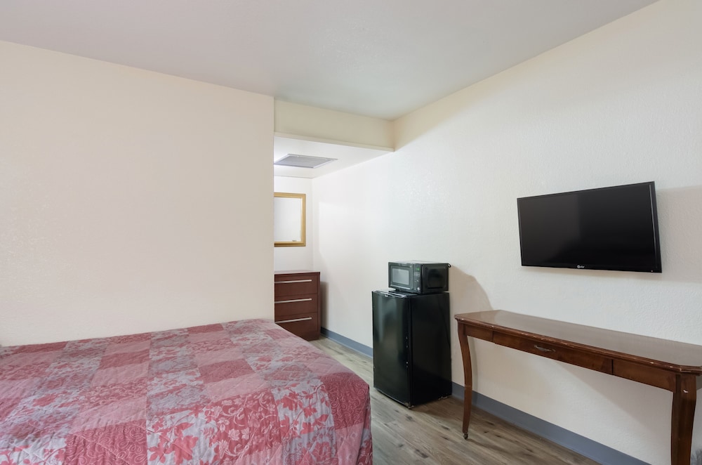 Room, 1 King Bed, Non Smoking (Efficiency) - Photo 3