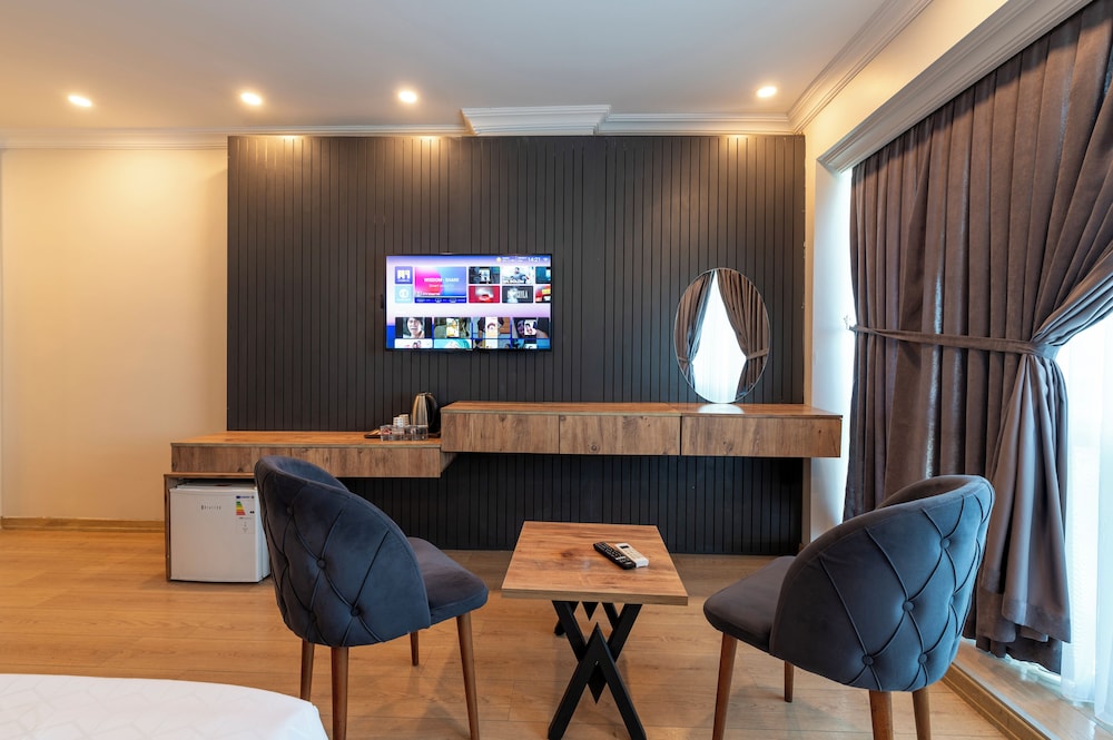 Classic Triple Room, City View photo 3