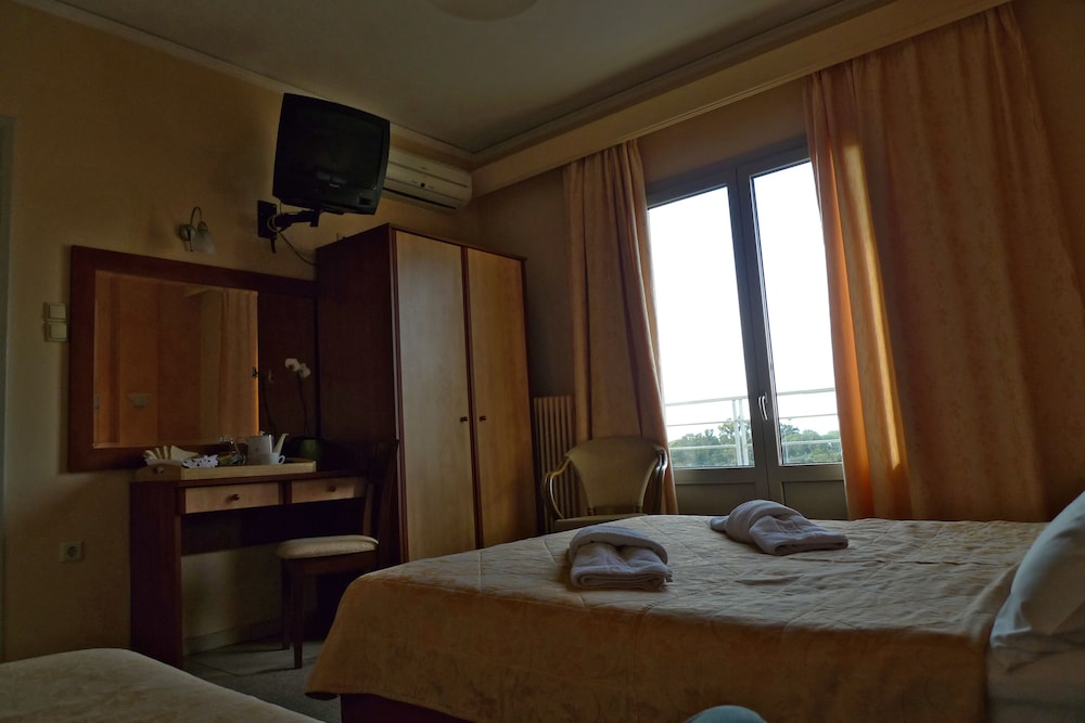 Triple Room, Balcony, Partial Sea View photo 1