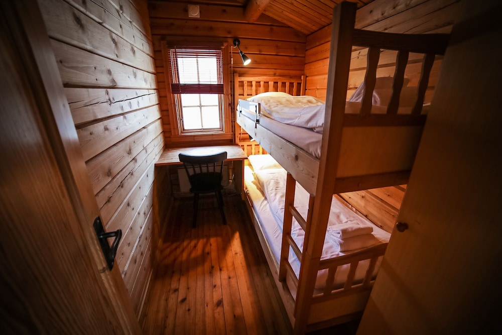 Traditional Cabin, 2 Bedrooms photo 3