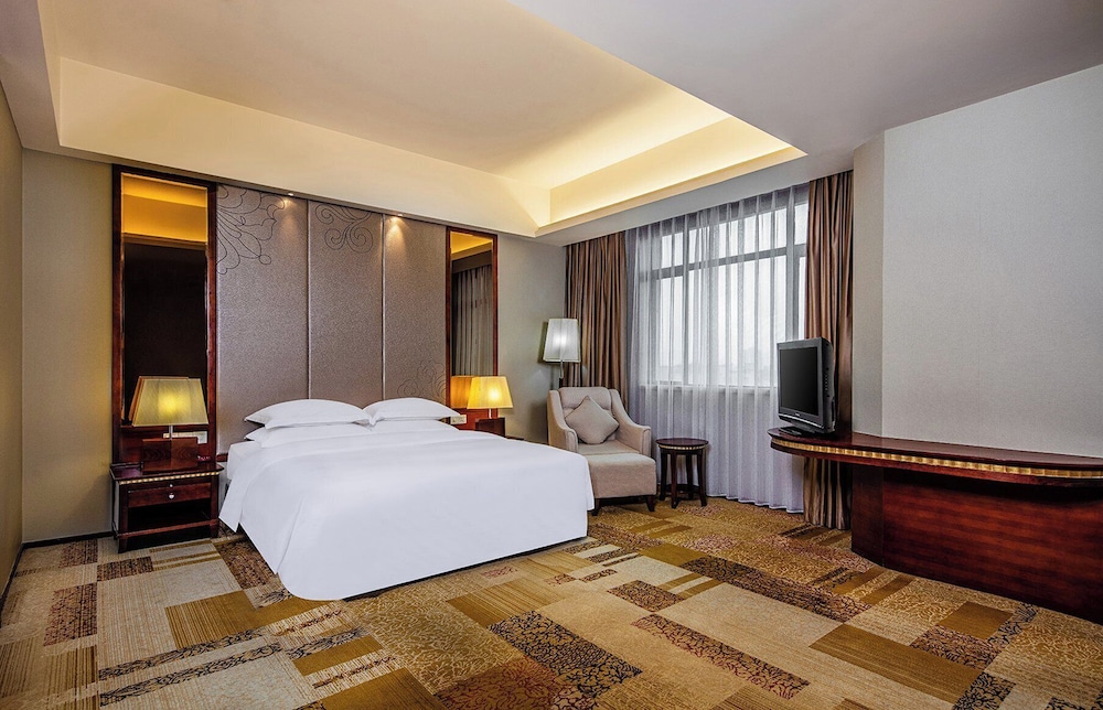 Premium Room, 1 King Bed - Photo 1