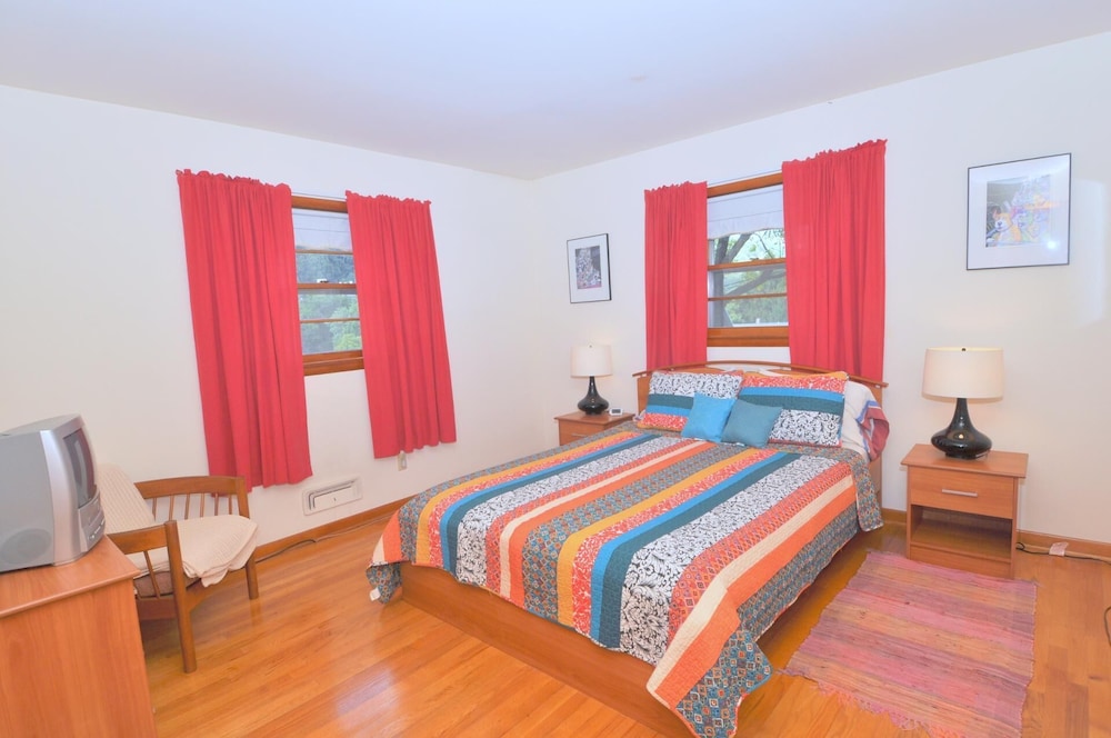 House, 2 Queen Beds (Castle View -  A rancher with a view!)