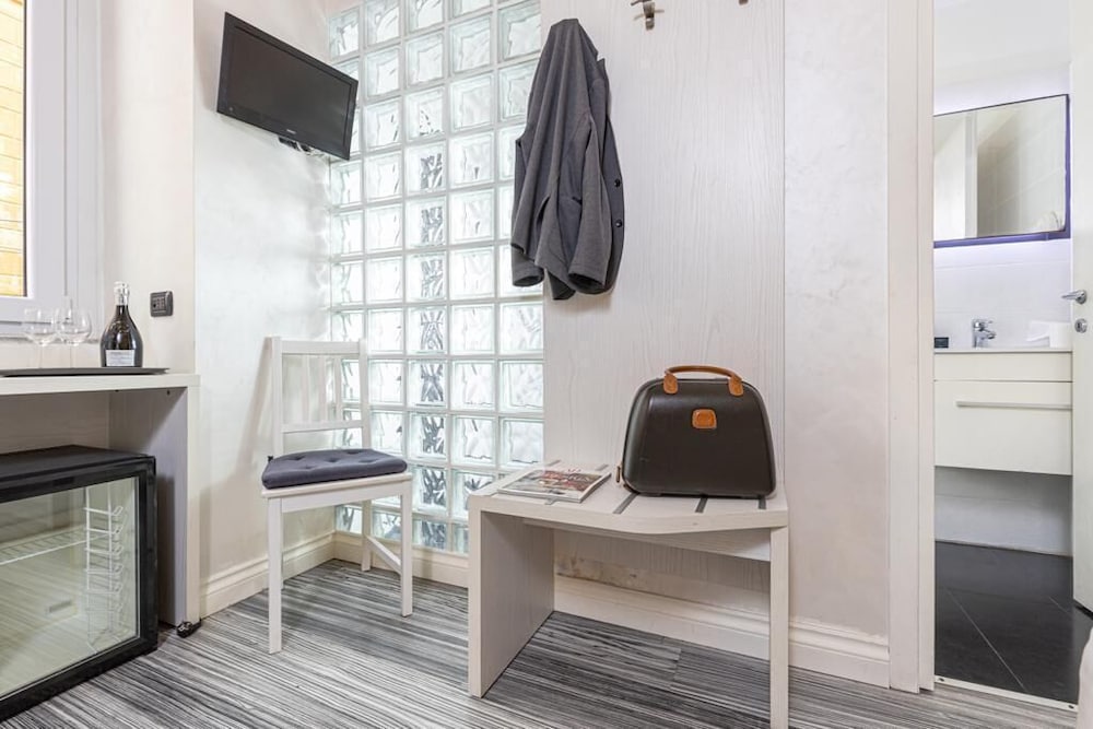 Standard Triple Room (Via Del Corso 43) photo 3