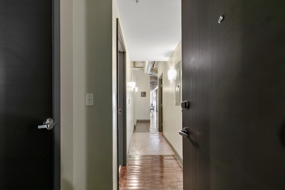 Signature Loft, 3 Bedrooms, 2 Bathrooms, City View - Photo 9