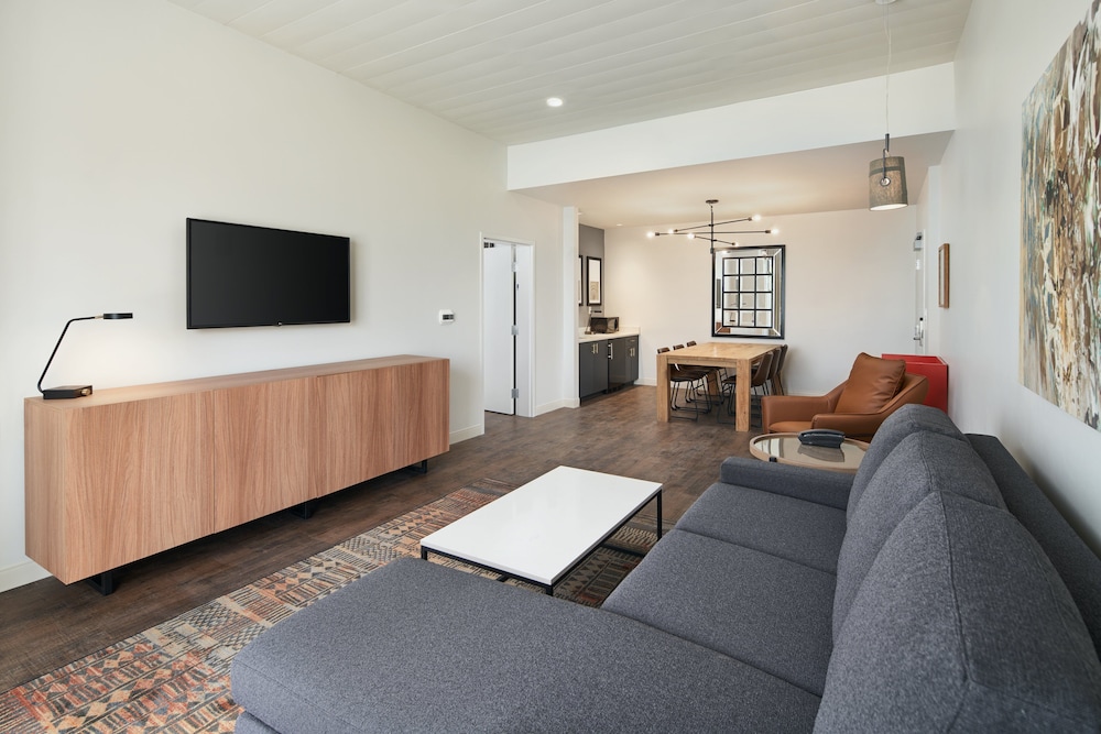 Suite, 1 King Bed, Roll-in Shower (Communications Accessible) - Photo 4
