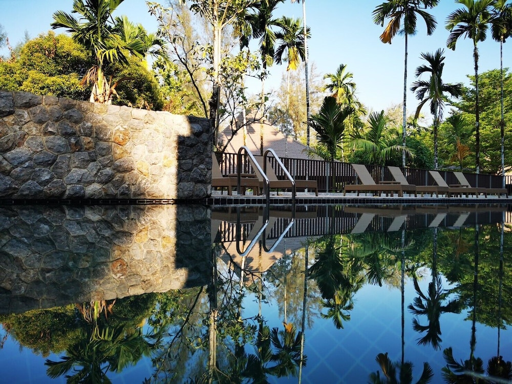 Deluxe Room, Pool Access thumbnail 5