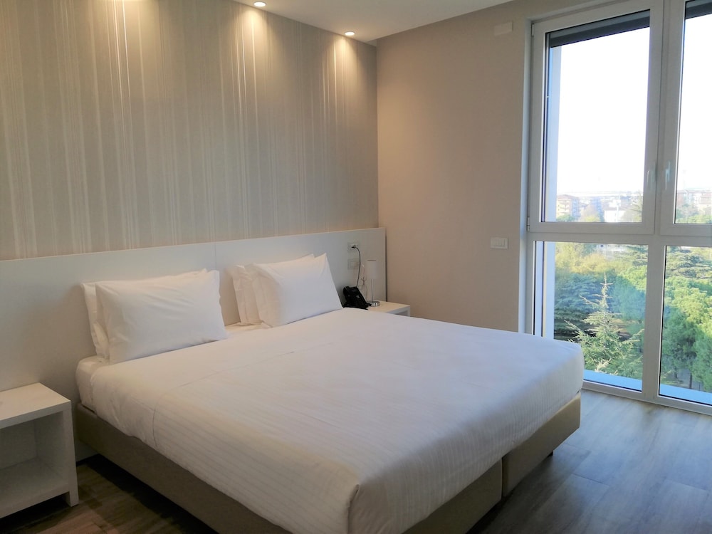 Standard Double Room, Accessible - Photo 3