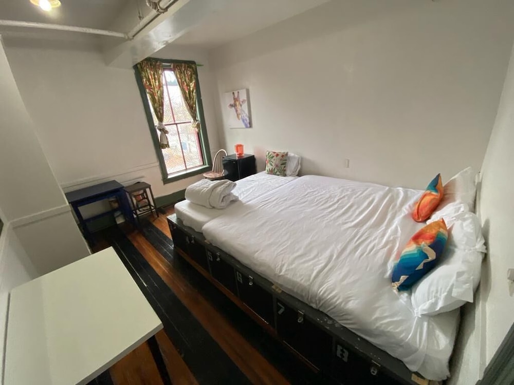 Basic Double Room, 1 King Bed, Non Smoking