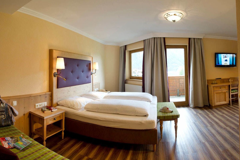 Superior Twin Room, Balcony photo 1