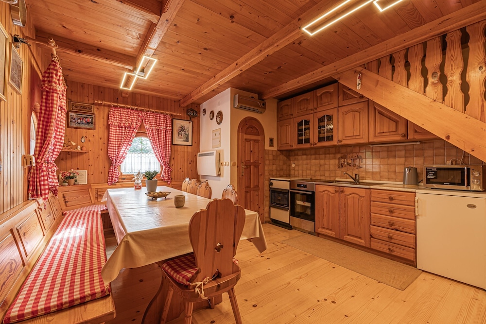 Family Chalet, Multiple Bedrooms, Mountainside (Rudnica Hill Lodge) photo 2