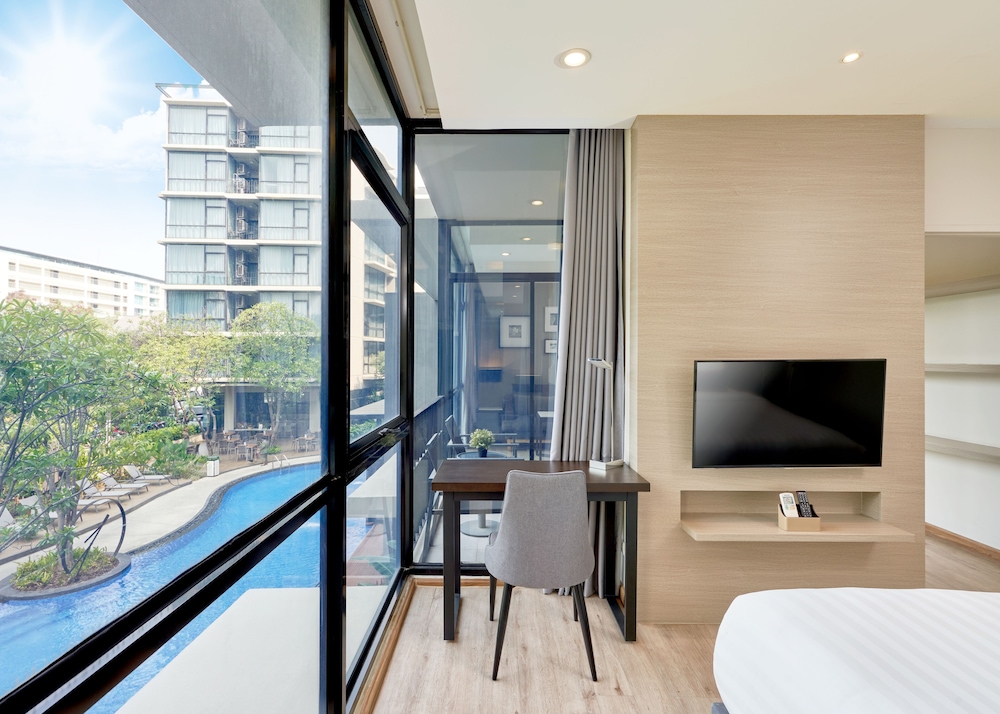 Grand Suite Pool View Room with Kitchenette - Photo 10
