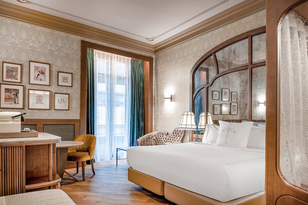 Deluxe Room, 1 King Bed, City View